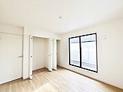 ◆1号棟◆～Bed Room～  全居室には収納クローゼットを完備！普段使いのお洋服や小物はもちろん、季節物のお洋服などもしっかりと整理整頓おしまい頂けます。  居室空間を広く使用できますね。