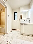 ◆B号棟◆～Dressing Room～　明るく清潔感溢れるパウダールーム。毎日使う場所だからこそ、快適な空間となっております。シャンプードレッサーを採用しておりますので、朝シャンも手軽に出来ます。