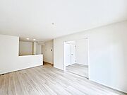 ～Living～　家族の食事や団らんのほか、子どもを遊ばせたり、友人を招いたりするLDKは住まいの中心。長時間過ごす場所だから、その空間は住まい全体の居心地を左右します。