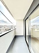 ～Balcony～　大きな空に囲まれた気持ちのいい家。バルコニーを覗くだけで圧倒的な開放感に包まれます。バルコニーは陽がさしこみお布団や洗濯物を気持ちよく干すことができます。