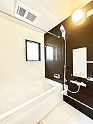 ◆1号棟◆～Bath Room～　窓付きのバスルームは、採光もあり明るく気持ちの良い空間です。窓があることで、換気環境も良好。ゆったり寛げるバスルームで、毎日のバスタイムが楽しみになりそうです。