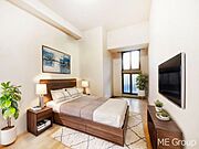 ～Bed Room～　木の温もりがやさしいフローリングは安らぎをもたらすプライベート空間。明るめのフローリングですので、壁紙ともマッチし、お部屋を更に広く見せてくれる効果も。※家具はCGです