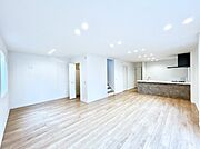 ～Living～　リビングに階段のある間取りです♪家族のコミュニケーションがスムーズに取れますね♪ゆとりある暮らしと心地よい住環境が紡ぐ贅沢な時間をご家族みんなでお過ごし下さい。