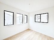 ～Bed Room～　2面採光を確保した明るい室内は、風通しも良く、大変居心地の良い空間となっております。爽やかな風を感じて起きる朝は、快適生活の始まりに！日当たりや通風がとても良い住まい♪
