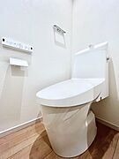 ～Toilet～　綺麗・スッキリ・快適なウォシュレット付トイレでくつろげる空間です。トイレは毎日使わざるを得ないもの。いつも清潔を保ちたいですね。トイレが2ヶ所あるので朝の混雑時に便利です！