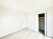 ～Bed Room～  全居室には収納クローゼットを完備！普段使いのお洋服や小物はもちろん、季節物のお洋服などもしっかりと整理整頓おしまい頂けます。  居室空間を広く使用できますね。
