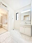 ～Dressing Room～　暗くなりがちな洗面所も窓があると採光と換気が可能なので気持ちよくお使い頂けます。三面鏡タイプの洗面台は鏡裏収納で散らかりがちな洗面所もスッキリ♪