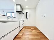 ◆No.5◆～Kitchen～　自然光が入る窓のあるキッチン☆毎日使う場所だからこそ、使い勝手を考慮しました。ゆったりとしたキッチンコーナーは質感豊かな仕上がりとなっております。