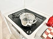 ガスコンロはＳｉセンサー搭載。火力調節や焦げ付き・消し忘れも防いでくれます。