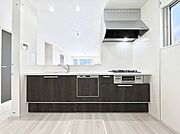◆1号棟◆～Kitchen～　会話が弾むリビング、料理が愉しくなるキッチン。家は、ただ生活する場ではなく、暮らしを愉しく、快適にする場所。笑顔の毎日、安らぎの日々のために、最新の設備・仕様を採用。