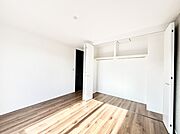～Bed Room～  全居室には収納クローゼットを完備！普段使いのお洋服や小物はもちろん、季節物のお洋服などもしっかりと整理整頓おしまい頂けます。  居室空間を広く使用できますね。