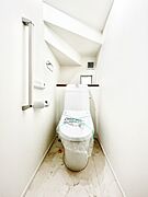 ～Toilet～　綺麗・スッキリ・快適なウォシュレット付トイレでくつろげる空間です。トイレは毎日使わざるを得ないもの。いつも清潔を保ちたいですね。トイレが2ヶ所あるので朝の混雑時に便利です！