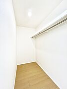 ◆2-D号棟◆～Walk-in Closet～　たくさんの洋服をかけてもシワになりにくいウォークインクローゼット。洋服以外にも、普段使わない家電やスーツケース、ストック品など何でも片付く嬉しい空間です