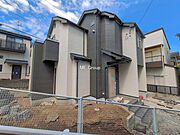 ～Exterior～　角地により陽当り・風通し良好です。一戸建ての大きなメリットは、自分達の「土地」を「自由に」使える事です。ガーデニングやＤＩＹ，車やバイクの趣味など様々な用途で利用できます。
