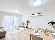 ◆A号棟◆～Living～　家族の会話や笑顔が行き交うリビングです。大きなソファやダイニングテーブルでゆったり食事をしたりくつろぎたい♪そんな夢が叶えられる空間です！