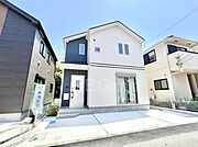 ◆B号棟◆～Exterior～  閑静な住宅地で子育て家族にピッタリ。  毎日のお散歩も快適な緑に恵まれたエリアで、自然に包まれた穏やかな暮らしを実現するための、ゆとりある住環境が整っています。