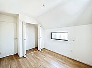 勾配天井が素敵な洋室。どんなお部屋にするか考えるのが楽しみですね。