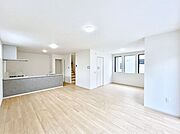 ～Living～　リビングに階段のある間取りです♪家族のコミュニケーションがスムーズに取れますね♪ゆとりある暮らしと心地よい住環境が紡ぐ贅沢な時間をご家族みんなでお過ごし下さい。