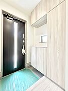 飾り棚を利用して、お越しいただくお客様をおもてなしできます。