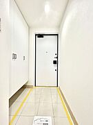 ～Entrance～　玄関は家の顔といわれますが我が家のセンスをさりげなく感じさせる魅力ある玄関造りも楽しみの一つ。帰宅する度に家族がほっとできる心地よい空間造りも大切ですね♪