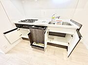 調理器具などもしっかり収納できます