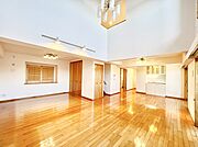 ～Living～　家族の食事や団らんのほか、子どもを遊ばせたり、友人を招いたりするLDKは住まいの中心。長時間過ごす場所だから、その空間は住まい全体の居心地を左右します。