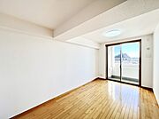 ～Bed Room～　子供部屋はお子様にとって大変重な役割があります。子供一人で過ごす空間を与えることで、宿題や勉強時間も自然と増えまた自ら部屋の片付けや掃除なども促すことに繋がります。