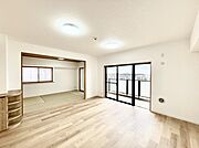 ～Living～　飽きの来ないシンプルでおしゃれなLDK。大きな窓から日差しが差し込むので室内も明るく、家族の憩いの場としてピッタリです。開放感と日当たりの良さを是非ご覧ください！
