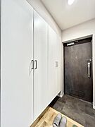 ～Entrance～　家の中でお客様を迎える最初の場所である玄関は、家の印象そのものです！豊富な玄関収納で、常に綺麗に保つことが出来ます♪玄関にはたっぷり収納の下駄箱を完備！