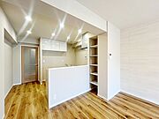～Kitchen～　会話が弾むリビング、料理が愉しくなるキッチン。家は、ただ生活する場ではなく、暮らしを愉しく、快適にする場所。笑顔の毎日、安らぎの日々のために、最新の設備・仕様を採用。