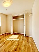 ～Closet～　壁面クローゼットがあればタンスを置く必要がなく、出っ張りのないスッキリ空間を維持できます。限られたスペースを有効に活用できそう。季節の衣類や趣味の品などたっぷり収納出来ますね♪ 
