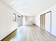 ～Living～　家族の食事や団らんのほか、子どもを遊ばせたり、友人を招いたりするLDKは住まいの中心。長時間過ごす場所だから、その空間は住まい全体の居心地を左右します。