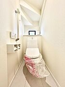 ◆A号棟◆～Toilet～　清潔感のある水回り♪トイレはウォシュレット付きです◎トイレは毎日使わざるを得ないもの。いつも清潔を保ちたいですね。トイレが2ヶ所あるので朝の混雑時に便利です！