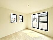 ◆A号棟◆～Bed Room～　子供部屋はお子様にとって大変重な役割があります。子供一人で過ごす空間を与えることで、宿題や勉強時間も自然と増えまた自ら部屋の片付けや掃除なども促すことに繋がります。