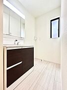 ◆A号棟◆～Dressing Room～　暗くなりがちな洗面所も窓があると採光と換気が可能なので気持ちよくお使い頂けます。三面鏡タイプの洗面台は鏡裏収納で散らかりがちな洗面所もスッキリ♪