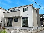 ～Exterior～　堂々たる趣ながら、主張し過ぎずどこか余裕を感じさせるシャープなフォルムで佇む邸宅は、晴天の空と照らし合わせる事で、本来あるべき完成形の姿を見せてくれます。