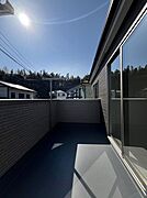 暖かな陽光が降り注ぐバルコニーはお洗濯におすすめ。爽やかな風も心地よいです。 