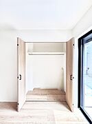 ～Closet～　壁面クローゼットがあればタンスを置く必要がなく、出っ張りのないスッキリ空間を維持できます。限られたスペースを有効に活用できそう。季節の衣類や趣味の品などたっぷり収納出来ますね♪