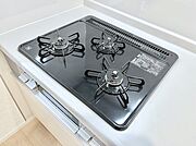ガスコンロはＳｉセンサー搭載。火力調節や焦げ付き・消し忘れも防いでくれます。
