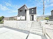 ◆4号棟◆～Exterior～　堂々たる趣ながら、主張し過ぎずどこか余裕を感じさせるシャープなフォルムで佇む邸宅は、晴天の空と照らし合わせる事で、本来あるべき完成形の姿を見せてくれます。