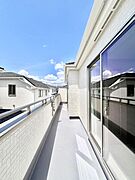 ◆2-F号棟◆～Balcony～　南向きのバルコニーの前には雲以外に太陽を遮るものがありません。お洗濯物も乾きやすく、何より明るく気持ちのいい光が入ってきます。使いやすく開放的なバルコニーです♪