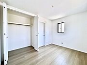 ◆A号棟◆～Bed Room～  全居室には収納クローゼットを完備！普段使いのお洋服や小物はもちろん、季節物のお洋服などもしっかりと整理整頓おしまい頂けます。  居室空間を広く使用できますね。