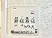 浴室乾燥機が標準装備で、湿気やカビを抑えて掃除の負担も軽減