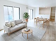 大きな窓からたっぷりの陽光と風を感じられるリビング　※家具はCGです  