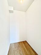◆2号棟◆～Walk-in Closet～　たくさんの洋服をかけてもシワになりにくいウォークインクローゼット。洋服以外にも、普段使わない家電やスーツケース、ストック品など何でも片付く嬉しい空間です。