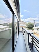 ◆B号棟◆～Balcony～  大きな空に囲まれた気持ちのいい家。  バルコニーを覗くだけで圧倒的な開放感に包まれます。  バルコニーは陽がさしこみお布団や洗濯物を気持ちよく干すことができます。