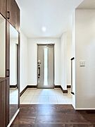 ◆1号棟◆～Entrance～　玄関は家の顔といわれますが我が家のセンスをさりげなく感じさせる魅力ある玄関造りも楽しみの一つ。帰宅する度に家族がほっとできる心地よい空間造りも大切ですね♪