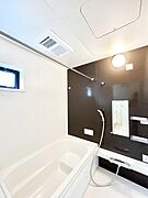 ～Bath Room～　落ち着いた雰囲気の浴室で明日に向けてリフレッシュ。浴室乾燥機能も付いているので隣の洗濯機置き場で洗い上がった洗濯物を、雨の日も天気を気にせず乾燥させることも可能です。