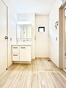 ～Dressing Room～  清潔感溢れる色合いで統一されていると、スッキリと整った印象をうけます。  鏡の裏にはたっぷりと収納スペースを標準装備！  水廻りは、シンプルかつ機能性を重視して。