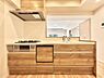 キッチン：～Kitchen～　会話が弾むリビング、料理が愉しくなるキッチン。家は、ただ生活する場ではなく、暮らしを愉しく、快適にする場所。笑顔の毎日、安らぎの日々のために、最新の設備・仕様を採用。